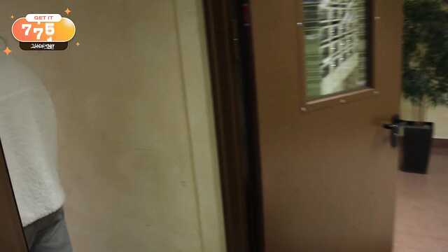 Я делаю минет незнакомцу в подъезде и жру сперму