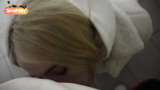 Я делаю минет незнакомцу в подъезде и жру сперму