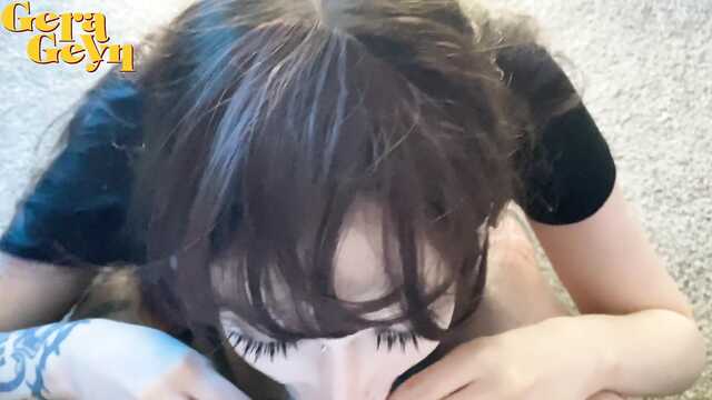 Возбужденная подруга хорошо сосет перед зеркалом