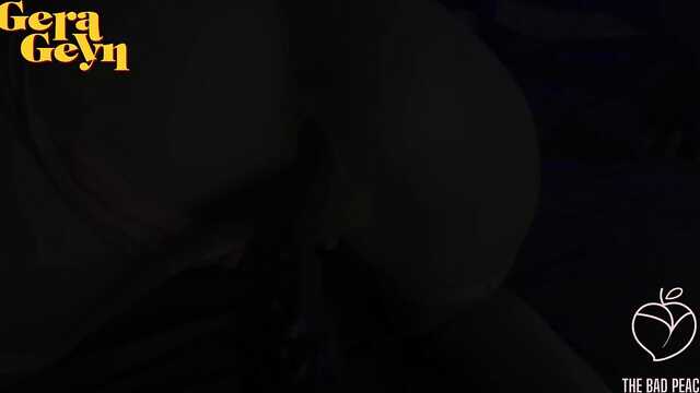 На Хэллоуин я подрочила киску длинной игрушкой