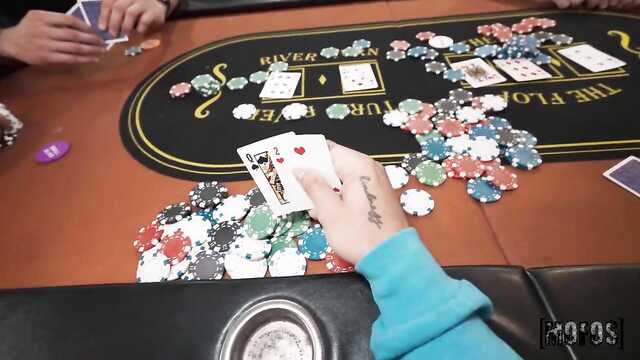 Отвлекись от игры в карты и поимей азиатскую пизду