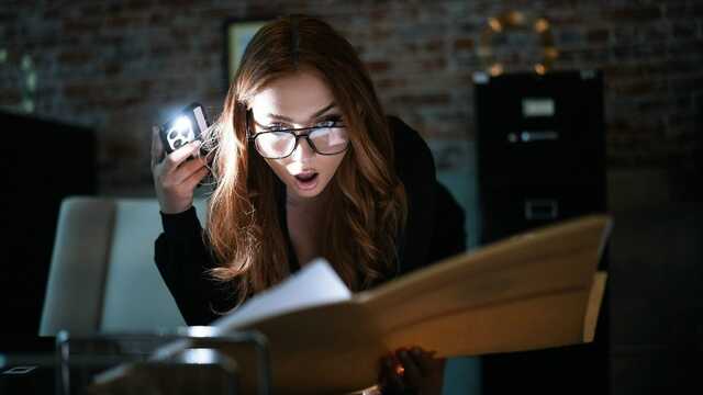Хватит работать, давай трахаться прямо в офисе