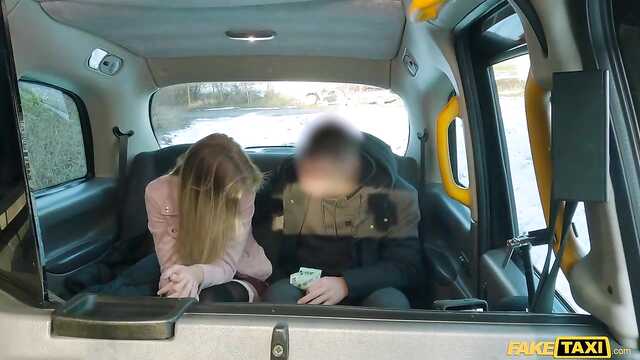 Поездка в такси закончилась сексом за деньги