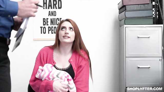 Охранник поймал рыжую воровку за кражу!