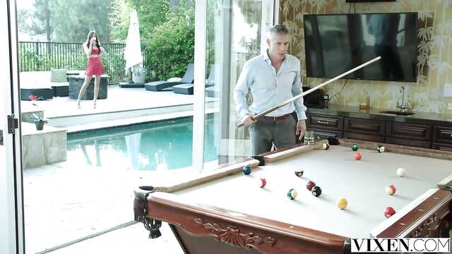 Пизда брюнетки подверглась шару бильярда.