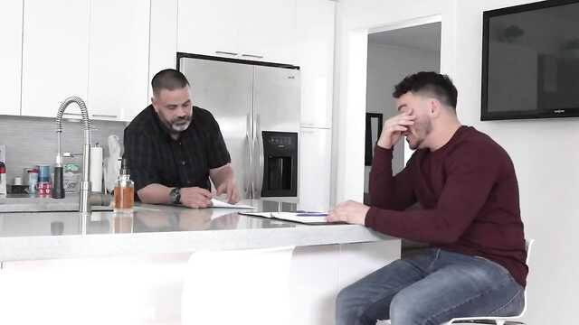 Em vez de café da manhã, loira oferece ao vizinho um buraco anal