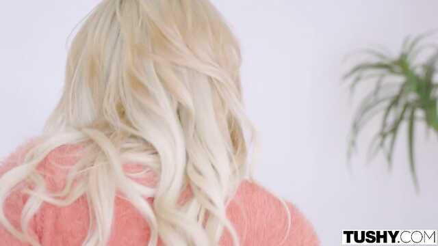 Dünne blonde Erwachsene Liebhaber fährt in einen Punkt