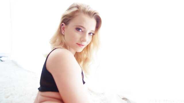 Dużym kutasem Hiszpan pierdolit blondynkę w pończochach