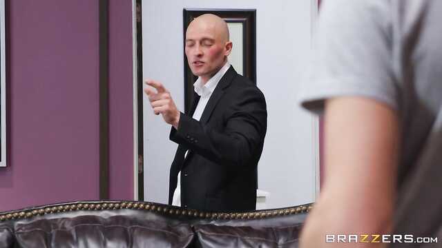 Босс применил строгую политику с секретаршей-милфой.