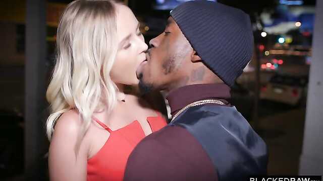 Szczupła blondynka dała w cipkę przypadkowemu Murzynowi