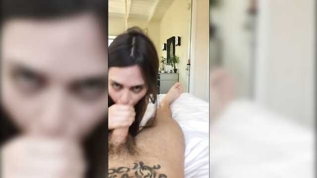 Rano ciągnie w pierwszej osobie piękną brunetkę