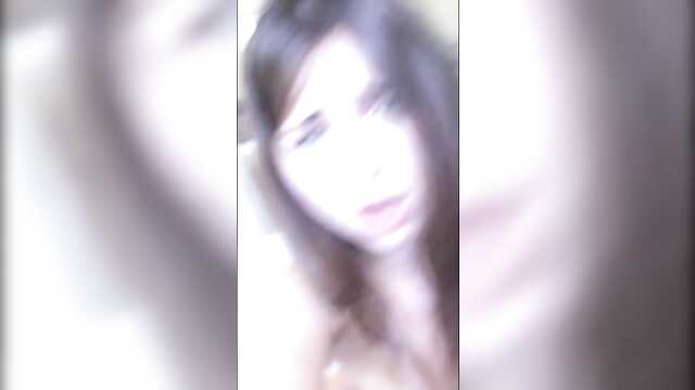 Rano ciągnie w pierwszej osobie piękną brunetkę