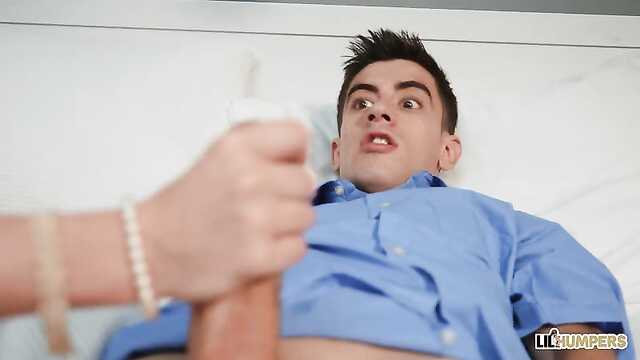 Przyłapała faceta na masturbacji i położyła się na kutasie