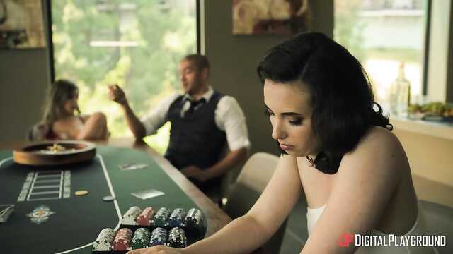 Za przegraną wydymał na kanapie brunetkę na oczach żony