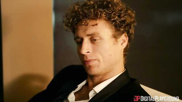 Zerżnięty na kanapie przez cycatą żonę i kochankę latinę