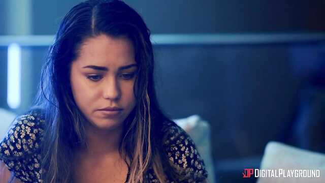 Zerżnięty na kanapie przez cycatą żonę i kochankę latinę