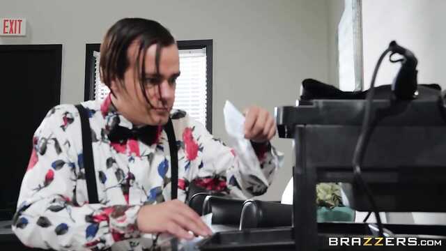 Dorosły fryzjer odwrócił punkt wiecznie zatroskanej klientce