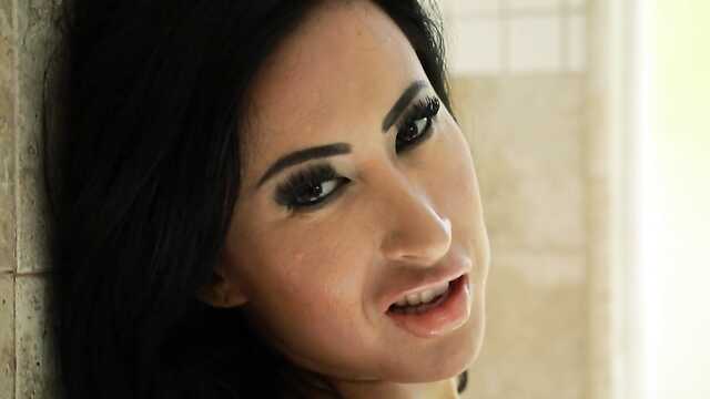 Татуированная брюнетка кончила от черного члена