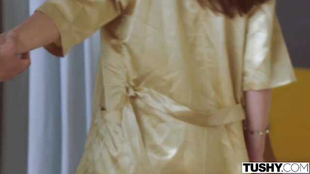 Po masturbacji ciemnowłosa otrzymała długi kutas w dupku