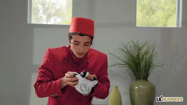 Брюнетка жоғарыдан жігітті трахает