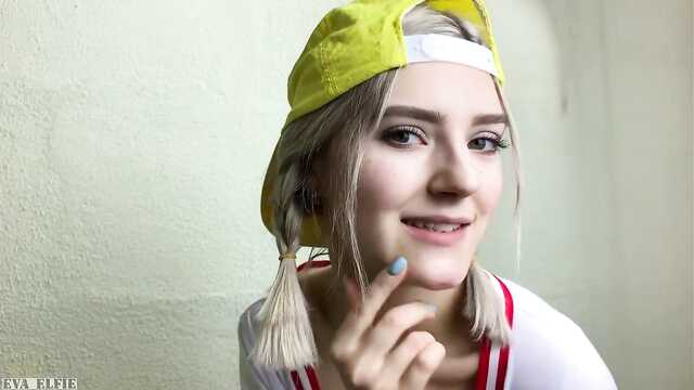 Blonde Studentin saugt professionell einen Schwanz