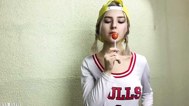 Blonde Studentin saugt professionell einen Schwanz