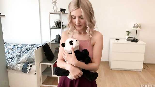 Sperma auf Freundin im Gesicht nach einem saftigen blowjob