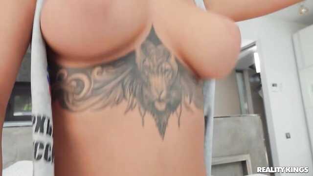 Russische Brünette neuer Liebhaber hat einen Schwanz gerollt