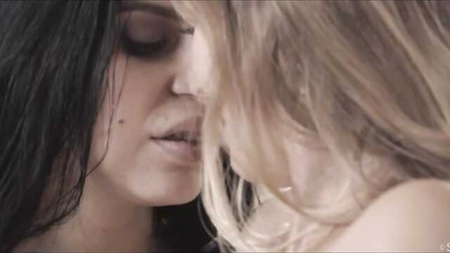 Blondynka z brunetką w pończochach zamazane LMJ