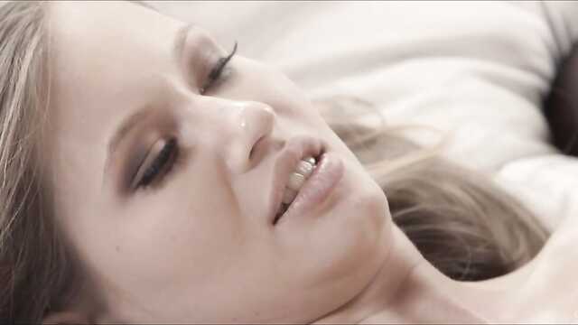 Blondynka z brunetką w pończochach zamazane LMJ