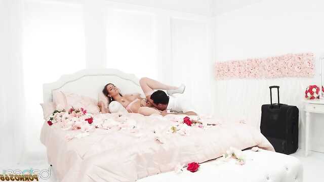 Arab fickt sanft doggy style Mädchen auf dem Bett