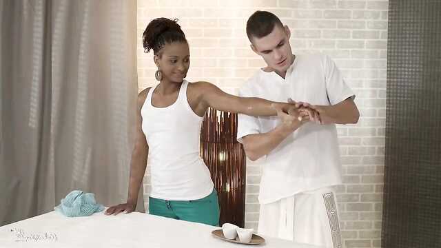 Masażysta prosto w majtkach pieprzy mulatkę na stole