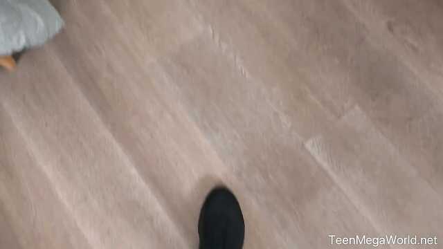 Facet pieprzy nowotworem najlepszą przyjaciółkę na łóżku