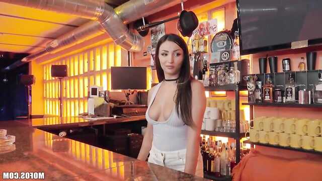 Facet zdjął w barze nieznajomą i przeleciałem nowotworem w hotelu