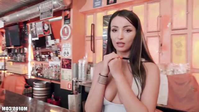 Facet zdjął w barze nieznajomą i przeleciałem nowotworem w hotelu