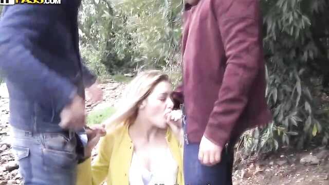 Екі орыс бала киіммен выебали жағажайда назнекку