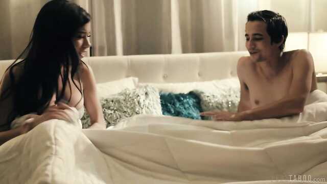 Die Sisi-Latina im grauen T-shirt setzte sich mit einem zotteligen schwanz auf den Schwanz