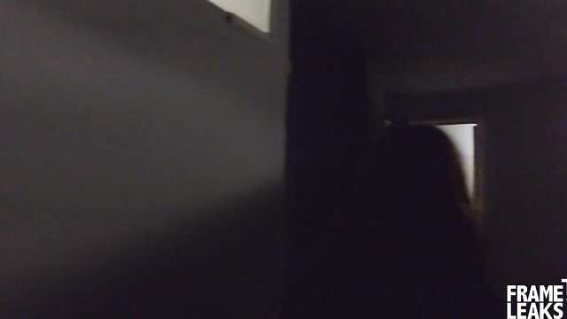 Массажистка делает глубокий минет члену клиента.