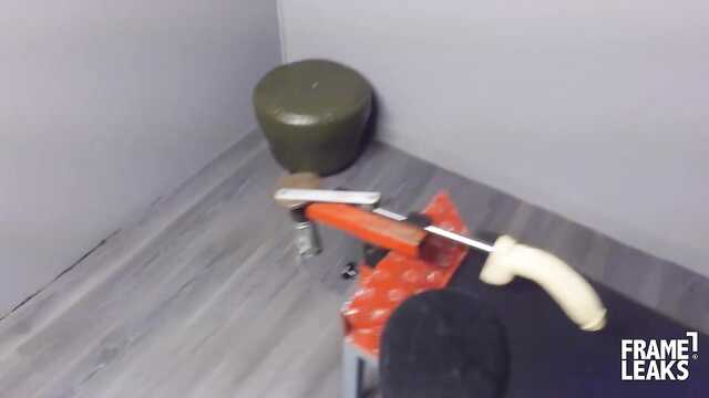 Массажистка делает глубокий минет члену клиента.