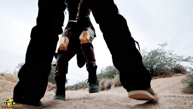 Dziewczyna w kowbojskim kapeluszu na łonie natury pieprzyła się z szeryfem