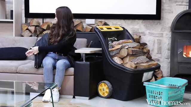 Девушки ласкаются и сосут друг друга.