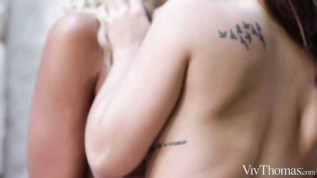 Девушки ласкаются и сосут друг друга.