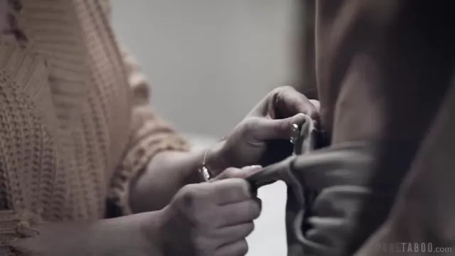 Бұлшық ет жігіт екі саусағымен сүйген қызының қырылған мысығын саусақпен сипап тұр.