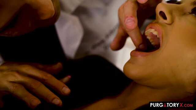 O médico insere profundamente a pila em um paciente bonito