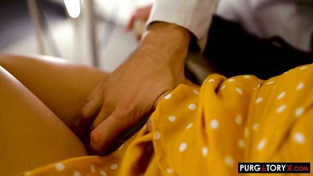 O médico insere profundamente a pila em um paciente bonito