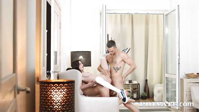 Dwie brunetki pieszczą ustami i siusiami członek dojrzałego faceta