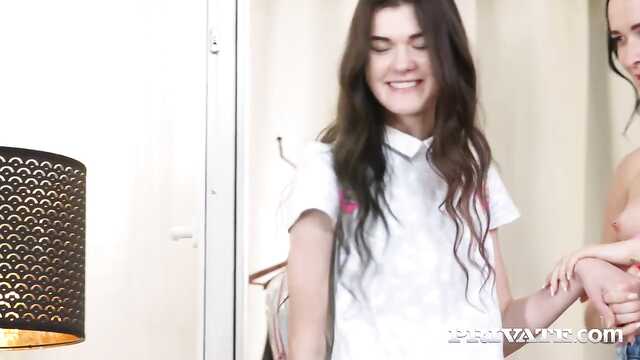 Dwie brunetki pieszczą ustami i siusiami członek dojrzałego faceta