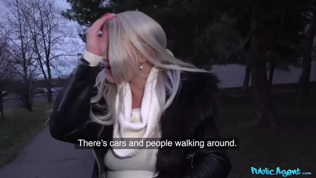 Ер адамдар үлкен кеуделерді сорады Қарындаспен видео