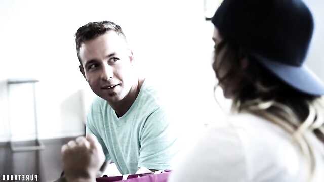 Soldat enfonce un énorme bâton dans la nymphe