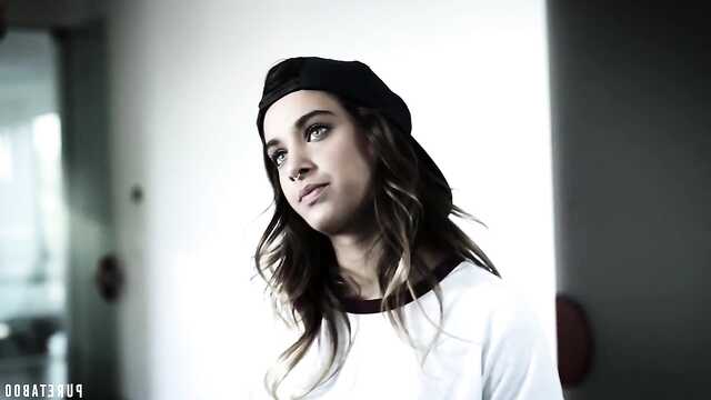 Soldat enfonce un énorme bâton dans la nymphe